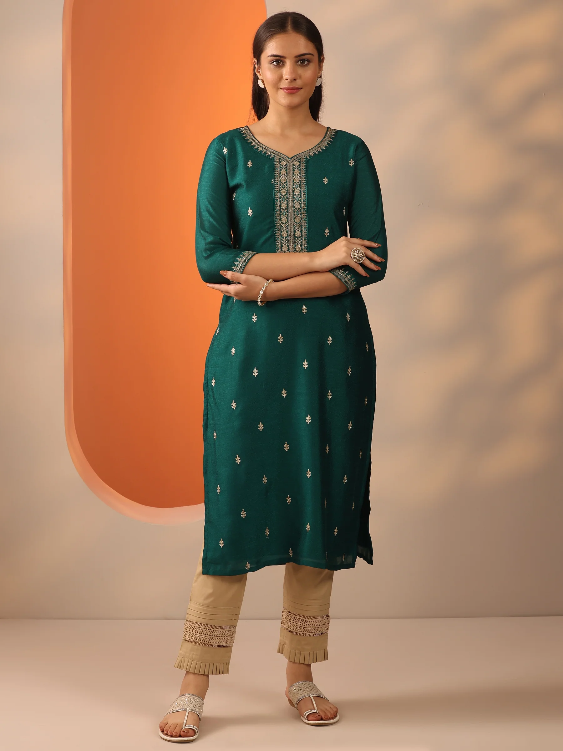 Green embroidered silk-blend straight kurta from APEXVOGUE