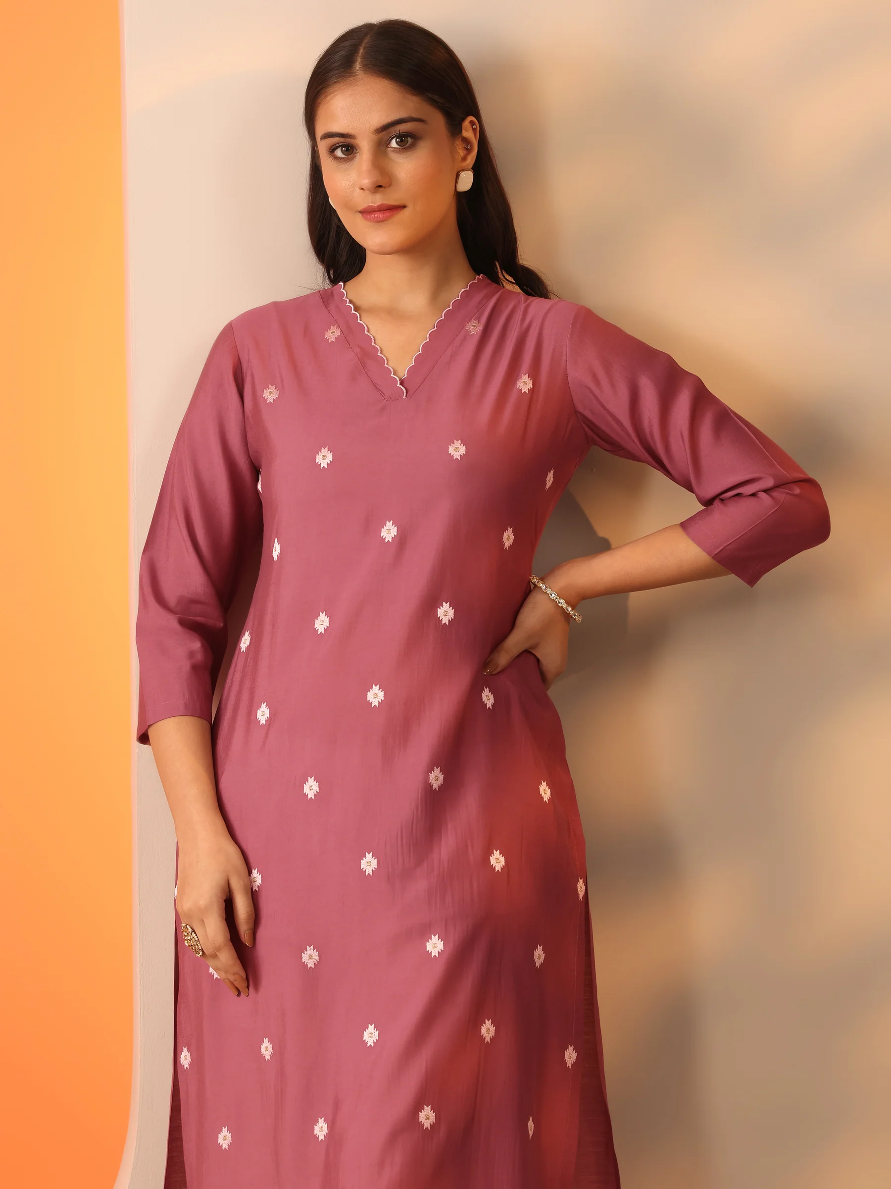 Embroidered women's kurta from the APEXVOGUE collection